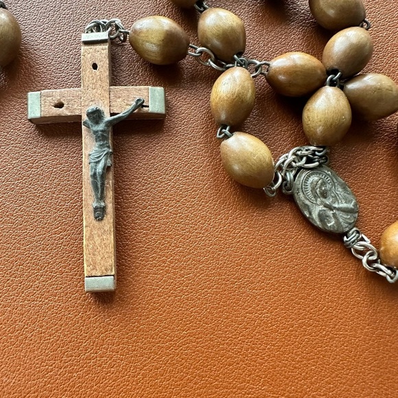 Vintage wooden rosary w Mary‎ metal. Made in Italy. Damage to cross as in photos - Picture 2 of 2